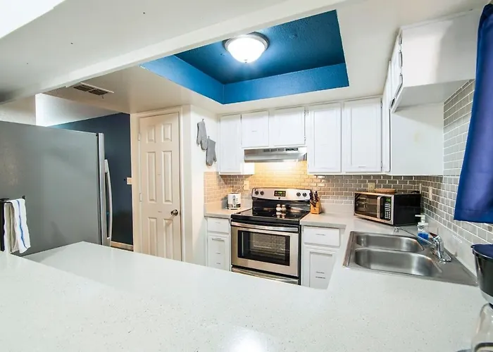 44a Modern Large 1bd W Heated Pool 44a *