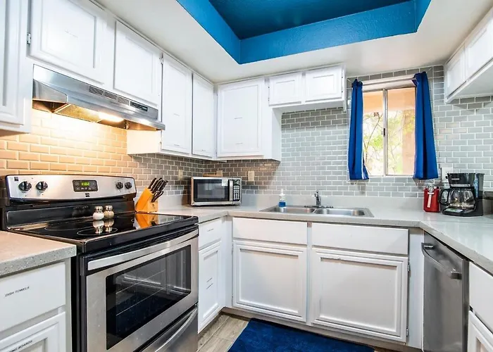 Holiday home 44a Modern Large 1bd W Heated Pool 44a