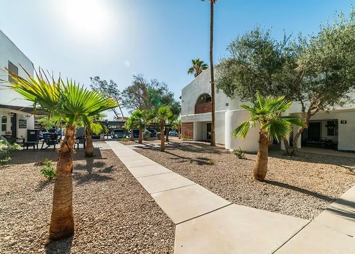 44a Modern Large 1bd W Heated Pool 44a *
