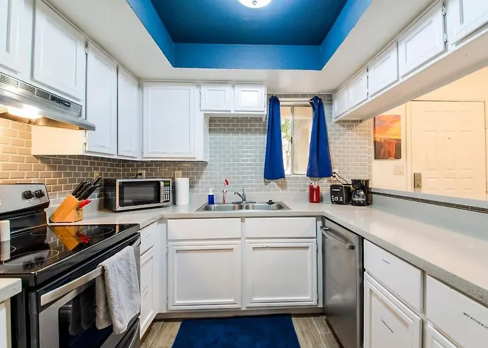 44a Modern Large 1bd W Heated Pool 44a